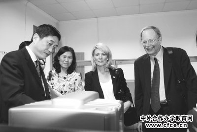 美国科罗拉多州立大学学者参观学校实验室。
