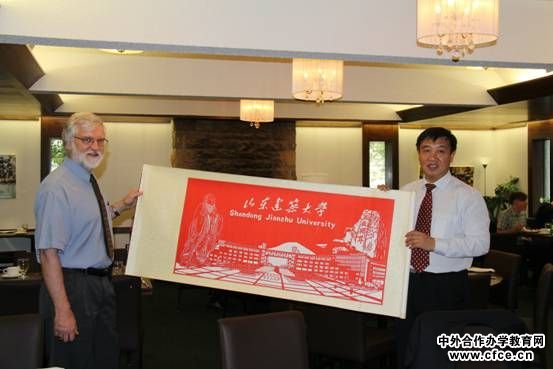 刘甦副校长向萨斯喀彻温大学副校长Jim Basinger教授赠送礼物 刘甦副校长向萨斯喀彻温大学副校长Jim Basinger教授赠送礼物