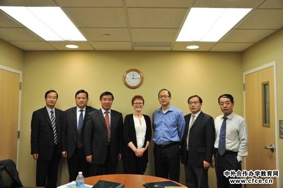 代表团与北达科他州立大学国际项目办公室Lisa Hauck女士及建筑管理与工程系主任白勇教授合影留念 代表团与北达科他州立大学国际项目办公室Lisa Hauck女士及建筑管理与工程系主任白勇教授合影留念