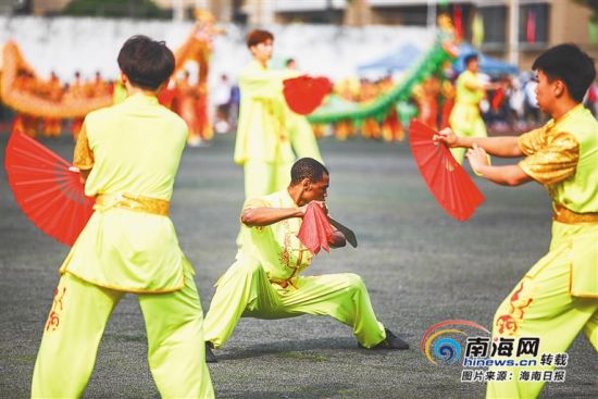 外国留学生参加武术表演。海南日报记者 张茂 摄 外国留学生参加武术表演。海南日报记者 张茂 摄